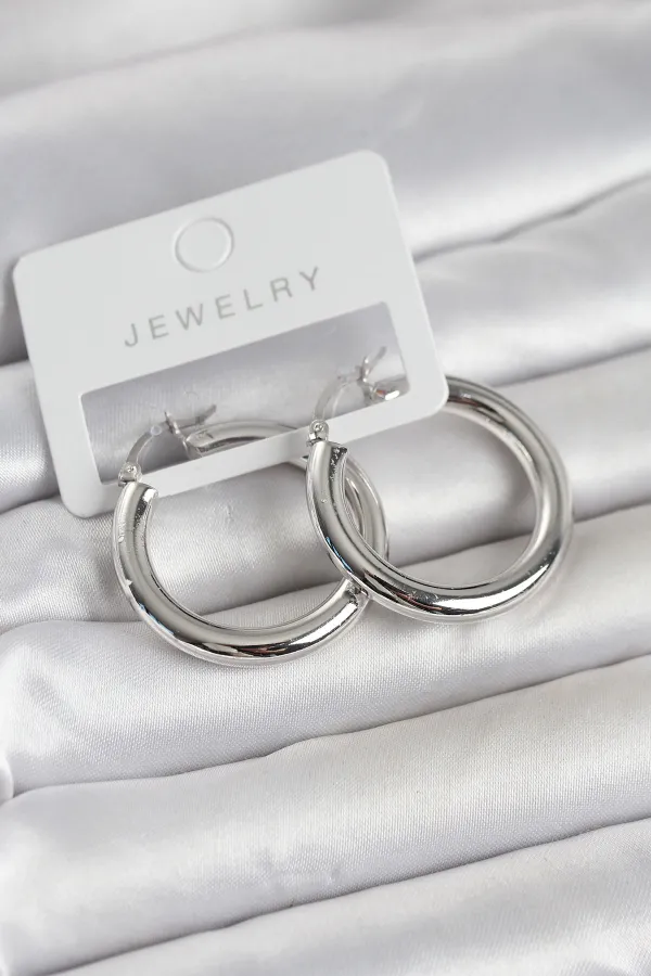 Gümüş Renk Pirinç Halka 30 mm Kadın Küpe Gümüş Renk Pirinç Halka 30 mm Kadın Küpe