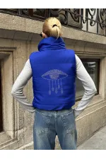 Saks Mavi Sırtı Taş İşlemeli Dik Yaka Kısa Şişme Yelek Saks Mavi Sırtı Taş İşlemeli Dik Yaka Kısa Şişme Yelek