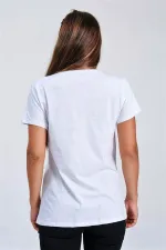 Beyaz Baskılı Pul İşlemeli Sim Şeritli T-Shirt