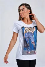 Beyaz Baskılı Pul İşlemeli Sim Şeritli T-Shirt