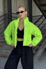 Neon Yeşil Dik Yaka Çıtçıtlı Fermuarlı Kısa Şişme Mont Neon Yeşil Dik Yaka Çıtçıtlı Fermuarlı Kısa Şişme Mont