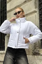 Beyaz Dik Yaka Çıtçıtlı Fermuarlı Kısa Şişme Mont Beyaz Dik Yaka Çıtçıtlı Fermuarlı Kısa Şişme Mont
