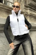 Beyaz Sırtı Taş İşlemeli Dik Yaka Kısa Şişme Yelek Beyaz Sırtı Taş İşlemeli Dik Yaka Kısa Şişme Yelek
