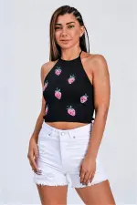 Siyah Çilek Kabartma Baskı Boyundan Bağlamalı Crop Örme Bluz Siyah Çilek Kabartma Baskı Boyundan Bağlamalı Crop Örme Bluz