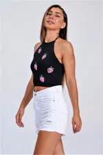 Siyah Çilek Kabartma Baskı Boyundan Bağlamalı Crop Örme Bluz Siyah Çilek Kabartma Baskı Boyundan Bağlamalı Crop Örme Bluz