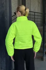 Neon Yeşil Dik Yaka Çıtçıtlı Fermuarlı Kısa Şişme Mont Neon Yeşil Dik Yaka Çıtçıtlı Fermuarlı Kısa Şişme Mont