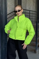 Neon Yeşil Dik Yaka Çıtçıtlı Fermuarlı Kısa Şişme Mont Neon Yeşil Dik Yaka Çıtçıtlı Fermuarlı Kısa Şişme Mont