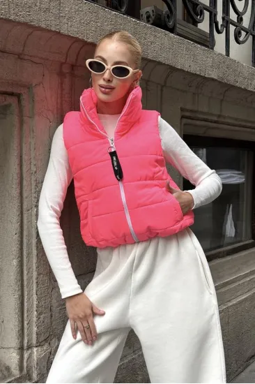 Pembe Sırtı Taş İşlemeli Dik Yaka Kısa Şişme Yelek Pembe Sırtı Taş İşlemeli Dik Yaka Kısa Şişme Yelek