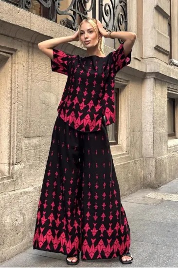 Kırmızı Balık Desenli Kayık Yaka Beli Lastikli Cepli Bol Paça İkili Takım Kırmızı Balık Desenli Kayık Yaka Beli Lastikli Cepli Bol Paça İkili Takım