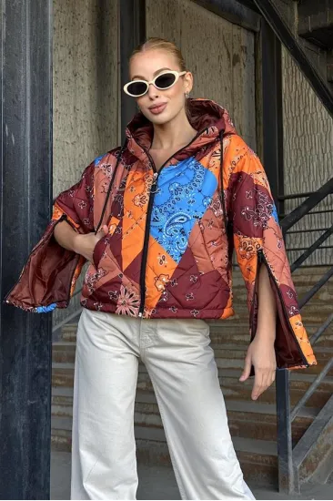 Kahverengi Desenli Kapüşonlu Kolları Fermuarlı Kısa Şişme Mont Kahverengi Desenli Kapüşonlu Kolları Fermuarlı Kısa Şişme Mont