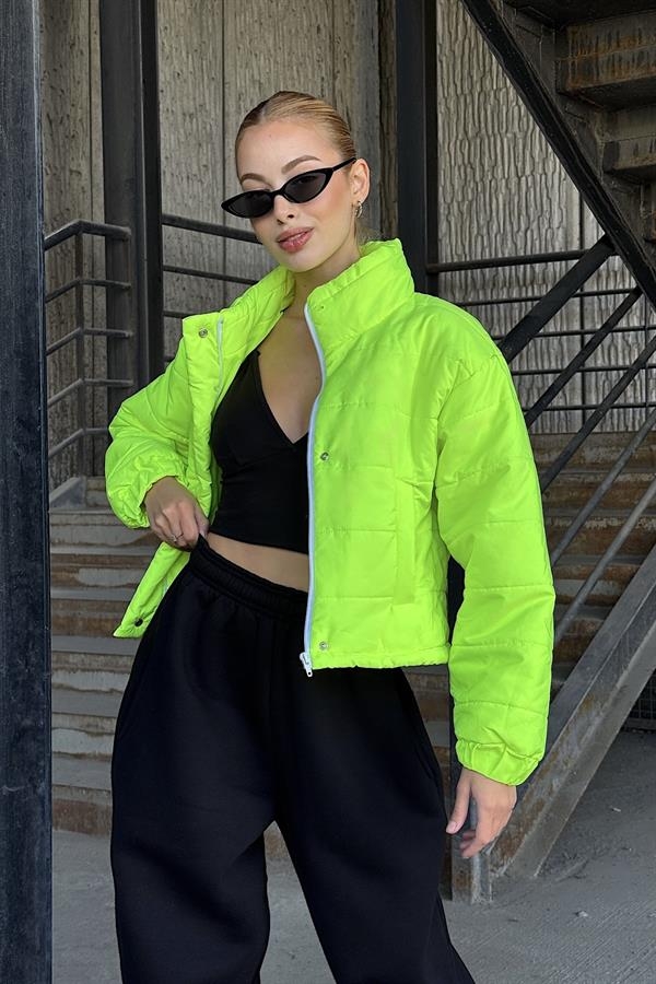 Neon Yeşil Dik Yaka Çıtçıtlı Fermuarlı Kısa Şişme Mont Neon Yeşil Dik Yaka Çıtçıtlı Fermuarlı Kısa Şişme Mont