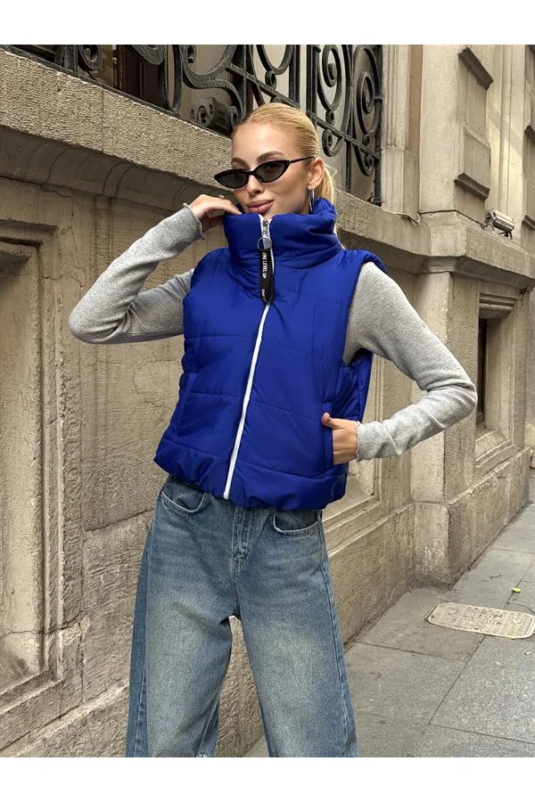 Saks Mavi Sırtı Taş İşlemeli Dik Yaka Kısa Şişme Yelek Saks Mavi Sırtı Taş İşlemeli Dik Yaka Kısa Şişme Yelek