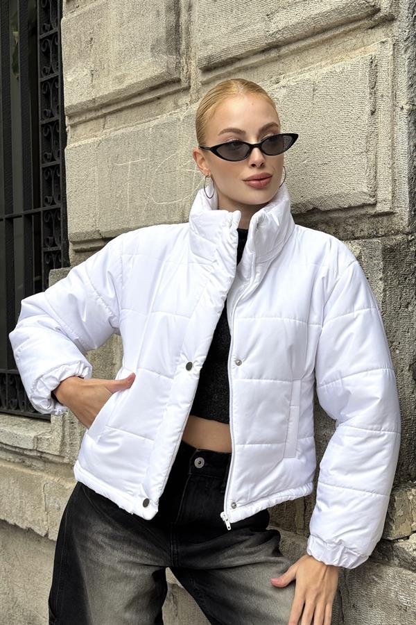 Beyaz Dik Yaka Çıtçıtlı Fermuarlı Kısa Şişme Mont Beyaz Dik Yaka Çıtçıtlı Fermuarlı Kısa Şişme Mont