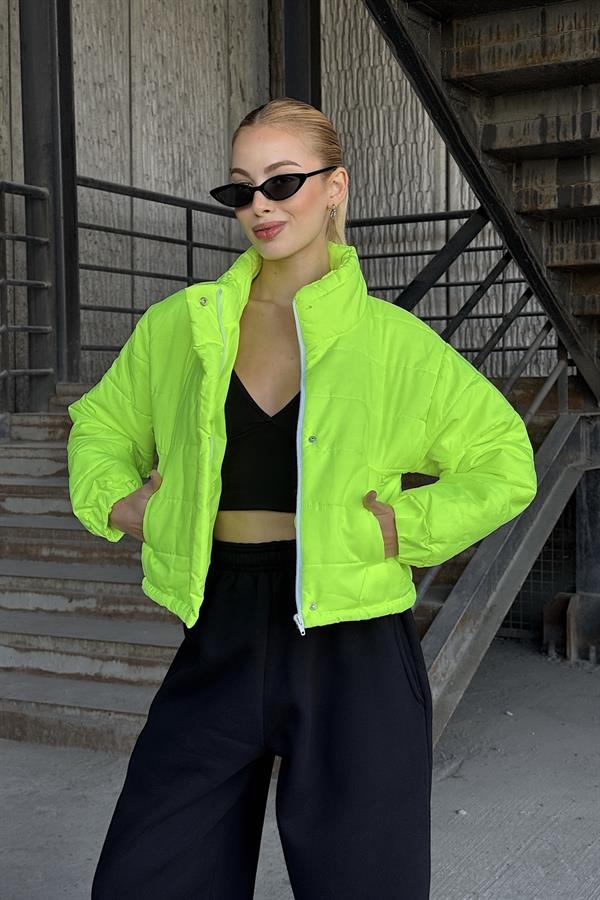 Neon Yeşil Dik Yaka Çıtçıtlı Fermuarlı Kısa Şişme Mont Neon Yeşil Dik Yaka Çıtçıtlı Fermuarlı Kısa Şişme Mont