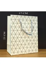 Beyaz Geometrik Desenli Orta Boy Karton Hediye Çantası Beyaz Geometrik Desenli Orta Boy Karton Hediye Çantası
