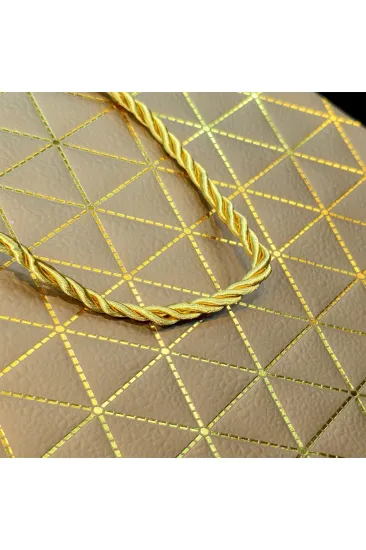 Gold Geometrik Desenli Orta Boy Karton Hediye Çantası Gold Geometrik Desenli Orta Boy Karton Hediye Çantası