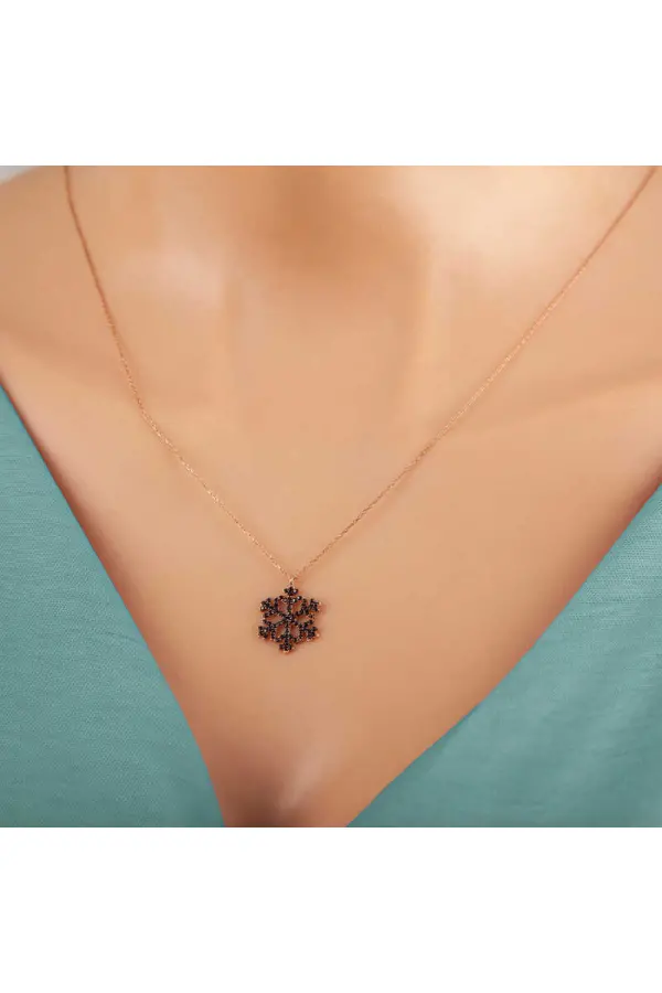 Gümüş Rose Siyah Taşlı Kar Tanesi Kadın Kolye