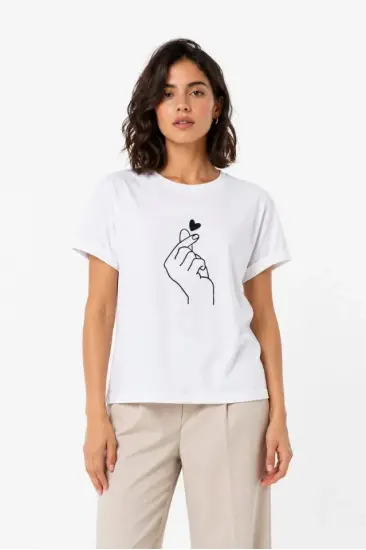 Kore Parmak Kalp Aşk Temalı Minimal Baskılı Tişört Yazlık Kısa Kol T-Shirt - Beyaz Kore Parmak Kalp Aşk Temalı Minimal Baskılı Tişört Yazlık Kısa Kol T-Shirt - Beyaz