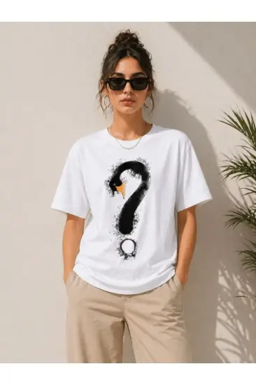 Kuğu Figürlü Soru İşareti Baskılı Tişört Kısa Kol T-Shirt - Beyaz Kuğu Figürlü Soru İşareti Baskılı Tişört Kısa Kol T-Shirt - Beyaz