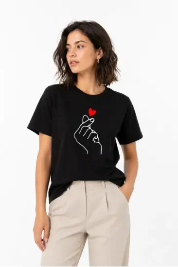 Kore Parmak Kalp Aşk Temalı Minimal Baskılı Tişört Yazlık Kısa Kol T-Shirt - Siyah Kore Parmak Kalp Aşk Temalı Minimal Baskılı Tişört Yazlık Kısa Kol T-Shirt - Siyah