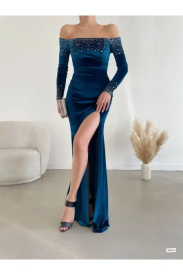 Kadın Madonna / Kayık Yaka Taş İşlemeli Yırtmaçlı Uzun Kadife Abiye Elbise Kadın Madonna / Kayık Yaka Taş İşlemeli Yırtmaçlı Uzun Kadife Abiye Elbise
