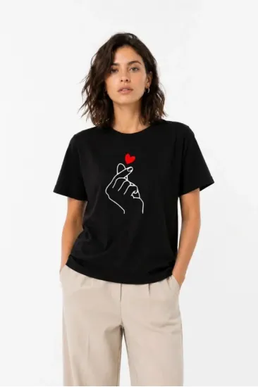 Kore Parmak Kalp Aşk Temalı Minimal Baskılı Tişört Yazlık Kısa Kol T-Shirt - Siyah Kore Parmak Kalp Aşk Temalı Minimal Baskılı Tişört Yazlık Kısa Kol T-Shirt - Siyah