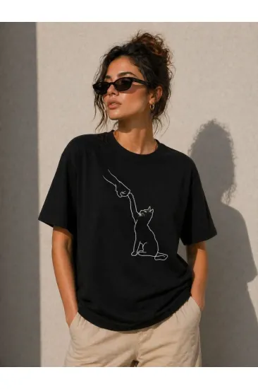 Kadın Minimal Kedi Çizim Baskılı Tişört Kısa Kol Yazlık T-Shirt - Siyah Kadın Minimal Kedi Çizim Baskılı Tişört Kısa Kol Yazlık T-Shirt - Siyah