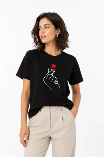 Kadın Kore Parmak Kalp Aşk Temalı Minimal Baskılı Tişört Yazlık Kısa Kol T-Shirt - Siyah Kadın Kore Parmak Kalp Aşk Temalı Minimal Baskılı Tişört Yazlık Kısa Kol T-Shirt - Siyah