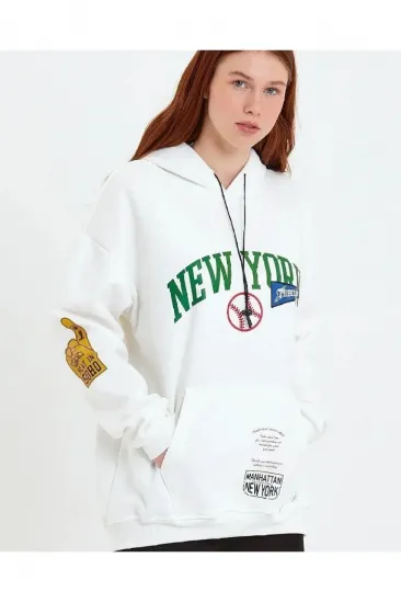 Kadın Oversize Kapüşonlu Cepli Ön Kol Baskılı 3 İplik Pamuklu Hoodie Sweatshirt - Beyaz Kadın Oversize Kapüşonlu Cepli Ön Kol Baskılı 3 İplik Pamuklu Hoodie Sweatshirt - Beyaz