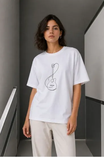 Kadın Minimal Gitar Baskılı Tişört T-Shirt Yazlık Kısa Kol Bisiklet Yaka T-Shirt - Beyaz Kadın Minimal Gitar Baskılı Tişört T-Shirt Yazlık Kısa Kol Bisiklet Yaka T-Shirt - Beyaz