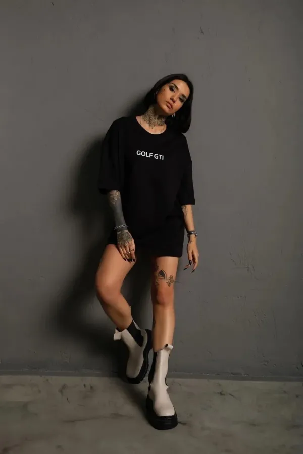 Kadın Oversize Tişört Golf GTI Retro Araba Baskılı T-shirt- Siyah Kadın Oversize Tişört Golf GTI Retro Araba Baskılı T-shirt- Siyah