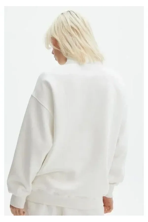 Kadın 3 İplik Pamuklu Oversize Yarım Fermuarlı Yakalı Basic Sweatshirt - Beyaz Kadın 3 İplik Pamuklu Oversize Yarım Fermuarlı Yakalı Basic Sweatshirt - Beyaz