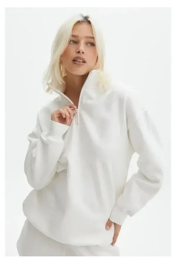 Kadın 3 İplik Pamuklu Oversize Yarım Fermuarlı Yakalı Basic Sweatshirt - Beyaz Kadın 3 İplik Pamuklu Oversize Yarım Fermuarlı Yakalı Basic Sweatshirt - Beyaz