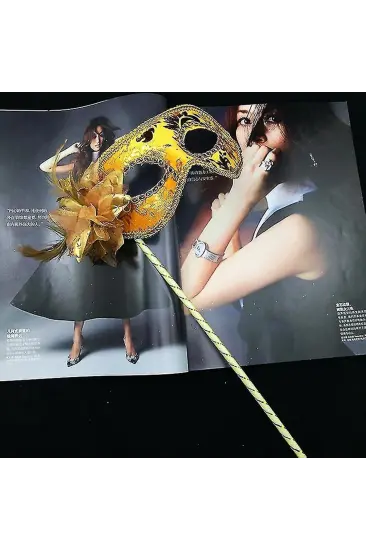 Lüks Taşlı Saplı Maskeli Balo Maskesi Altın Renk 35 Cm Lüks Taşlı Saplı Maskeli Balo Maskesi Altın Renk 35 Cm