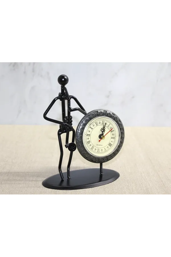 Metal Saatli Saksafon Çalan Müzisyen Alk4335